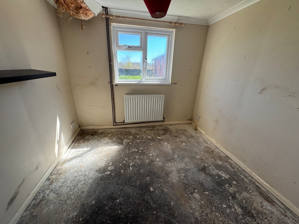 Lot: 127 - SEMI-DETACHED HOUSE IN NEED OF TOTAL REFURBISHMENT - Study